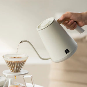 Witte elektrische waterkoker met smalle tuit en houten handvat voor precisie bij het zetten van koffie van Timemore, alles over koffie.