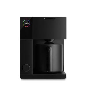 Zwarte koffiezetapparaat met digitaal display en kan, onderdeel van Fellow, Koffiezetapparaat, Laatste nieuws, alles over koffie.