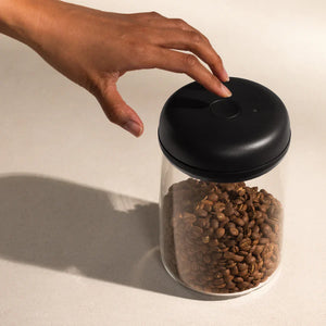 Glazen pot met zwart elektrisch vacuumsysteem voor koffiebonen, onderdeel van EspressoGear, Fellow, opslag, alles over koffie