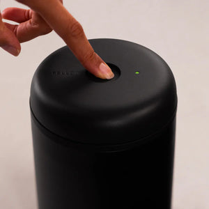 Svart elektrische vacuümcontainer voor koffieopslag met knop en LED-indicator, onderdeel van Fellow, EspressoGear, Opslag, Laatste nieuws, alles over koffie.