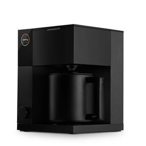 Zwarte koffiebrouwer met modern design voor precisie, onderdeel van Koffiebrouwers, EspressoGear, Laatste nieuws, alles over koffie.