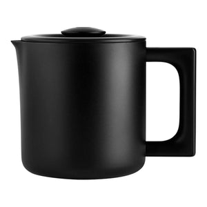 Svart geïsoleerde koffiekan met strak design en praktisch handvat, onderdeel van Fellow, EspressoGear, alles over koffie.