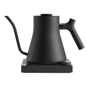 Zwarte elektrische waterkoker met smalle zwaannek en bedieningsknop, onderdeel van Waterkokers, EspressoGear, alles over koffie.