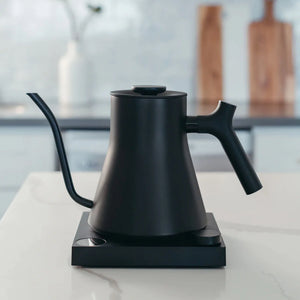 Zwarte elektrische waterkoker met smalle zwaannek op basisunit, onderdeel van Fellow, Waterkoker, EspressoGear, alles over koffie.