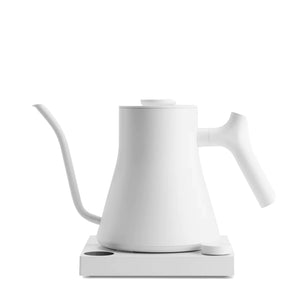 Witte elektrische waterkoker met smalle zwaannek en digitale temperatuurregeling, onderdeel van Fellow, EspressoGear, alles over koffie
