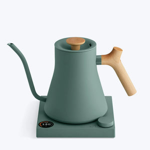 Groene waterkoker met houten handvat en lange smalle tuit voor nauwkeurig zetten, onderdeel van Fellow, EspressoGear, alles over koffie