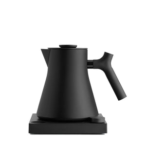 Matte zwarte waterkoker met uitgebalanceerde vorm en precisie voor zetten, onderdeel van Fellow, zetten accessoires, alles over koffie