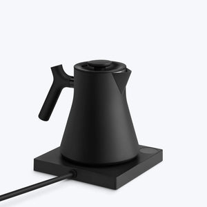 Matte zwarte waterkoker met ergonomisch handvat op verwarmingsplaat, onderdeel van Fellow, EspressoGear, alles over koffie