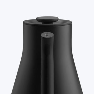 Matte zwarte waterkoker met strak design en ergonomisch handvat, onderdeel van Fellow, EspressoGear, alles over koffie