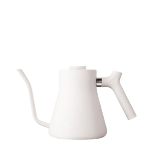 Witte elektrische waterkoker met smalle schenktuit voor nauwkeurig schenken, onderdeel van Waterkokers en EspressoGear, alles over koffie.
