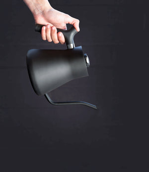 Matte zwarte waterkoker met smalle zwaanhalspijp en ergonomisch handvat, barista-accessoires, alles over koffie.