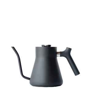Matte zwarte waterkoker met precieze zwaanhalsschenktuit, ideaal voor het zetten, Laatste nieuws, alles over koffie.
