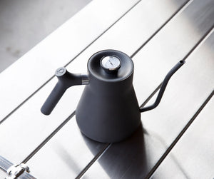 Matte zwarte waterkoker met smalle zwaannek en ingebouwde thermometer, zetaccessoires, alles over koffie.