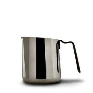 Spiegelgladde melkkannetje van roestvrij staal met ergonomisch handvat, perfect voor latte art, espressotoebehoren, alles over koffie.