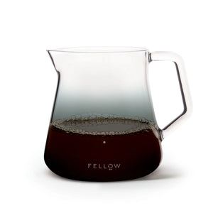 Glasbedieningskan met strak design voor nauwkeurig zetten, barista-accessoires, het laatste nieuws, alles over koffie.