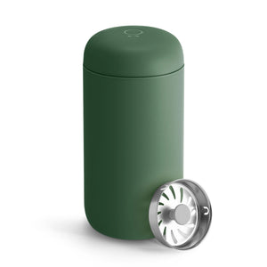Geïsoleerde herbruikbare koffiebeker in groene kleur met afneembaar filter, onderdeel van Take away en EspressoGear, alles over koffie.
