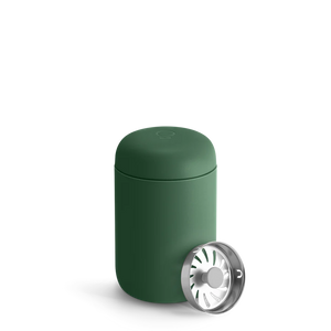 Groene geïsoleerde koffiebeker met afneembaar deksel en filter, onderdeel van Take away en EspressoGear, alles over koffie.