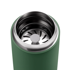 Detail van geïsoleerd deksel met ingebouwd filter van roestvrij staal voor groene take away-beker, Fellow, alles over koffie.