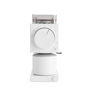 Witte elektrische koffiemolen met instelbare maalgraad voor precieze bereiding, onderdeel van EspressoGear, alles over koffie.