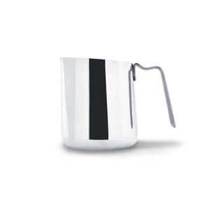 Gepolijste melkkan van roestvrij staal met nauwkeurig schenktuitje, onderdeel van Espresso Accessoires en Melkkan, alles over koffie.