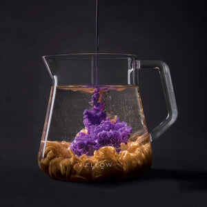 Transparante serveerkannetje van glas met modern design voor barista en precieze koffieservering, Het laatste nieuws, alles over koffie.