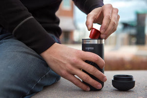 Draagbare zwarte capsule-adapter voor Nespresso OriginalLine, aangesloten op Nanopresso, van Senaste nytt en Barista Espresso.