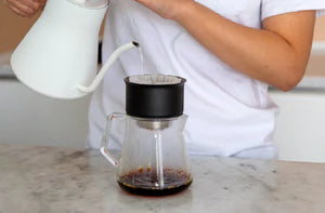Glazen serveerkannetje met modern design voor nauwkeurig zetten, onderdeel van EspressoGear, Laatste nieuws, alles over koffie.
