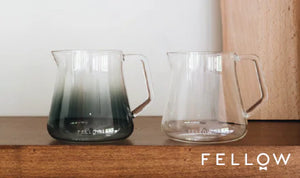 Twee glazen serveerkannen met modern design voor nauwkeurige koffieservering, onderdeel van EspressoGear, Laatste nieuws, alles over koffie.