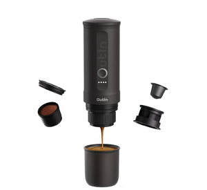 Rymdgrijze draagbare koffiemachine met capsules, gemalen koffie en espresso in bijpassende mok voor gebruik buitenshuis