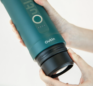 Handheld draagbare espressomachine in turquoise met verstelbaar capsulegedeelte, uit de categorie draagbare koffiemachines.