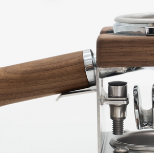 Portafiltersteun van hout en metaal voor stabiele ondersteuning bij het espressobrouwen, barista-accessoires, alles over koffie.