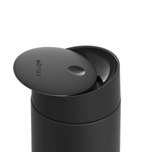 Matte zwarte take away-thermos met schuifdeksel, onderdeel van Fellow en EspressoGear, het nieuwste van alles over koffie.