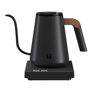 Zwarte elektrische waterkoker met smalle tuit en houten detail, van Timemore en zetten accessoires voor barista espresso