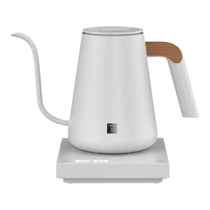 Witte elektrische waterkoker met smalle tuit en houten detail aan het handvat, voor barista- en filterkoffie-accessoires, alles over koffie.