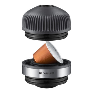 Adapter in zwart en staal voor Nespresso OriginalLine-capsules, espresso-accessoires van Wacaco en EspressoGear.