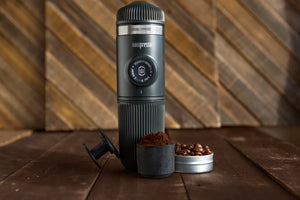 Svart draagbare Nanopresso met koffie in capsule en gemalen koffie, espresso-accessoires van Barista en draagbare koffiemachines.