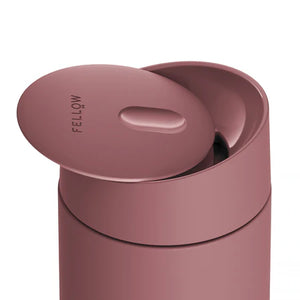 Herbruikbare roze reismok met schuifdeksel in modern design, onderdeel van Fellow, Take away, EspressoGear, alles over koffie.
